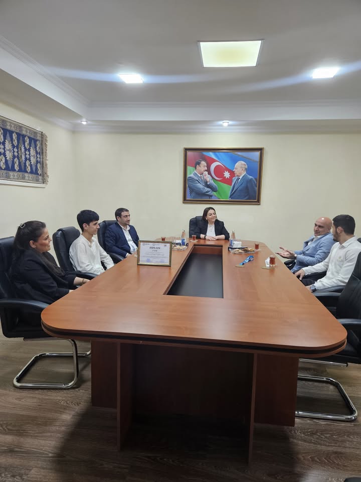 Mərkəzin direktoru və rəhbərliyi  tələbələrimiz Qabil Əlizad